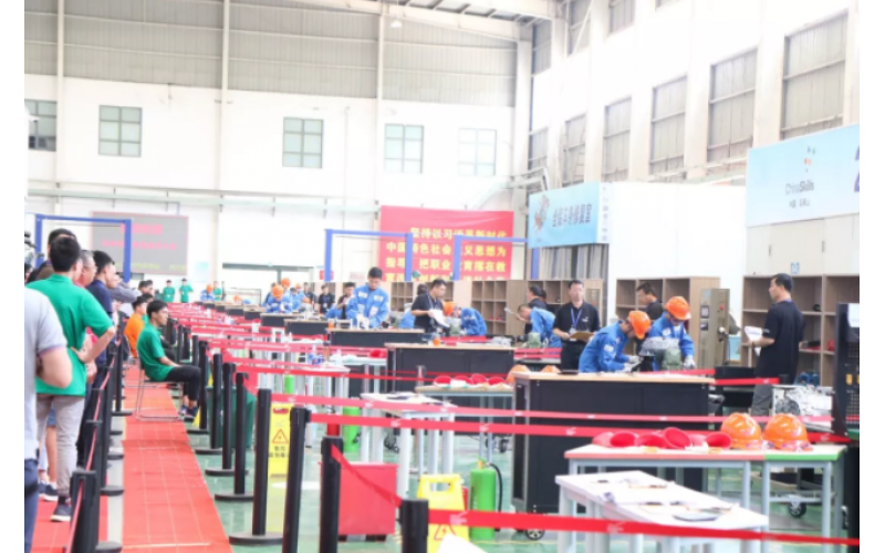 【群雄激戰(zhàn)】新能源汽車(chē)檢測(cè)與維修賽項(xiàng)“開(kāi)戰(zhàn)”，風(fēng)向標(biāo)助力選手亮劍賽場(chǎng)